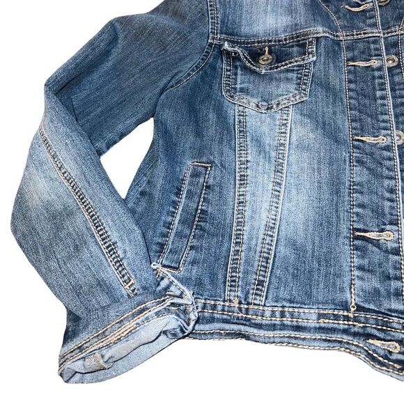 Maurice’s Wash Jean Jacket adorned with assorted patches women's medium - Picture 3 of 15